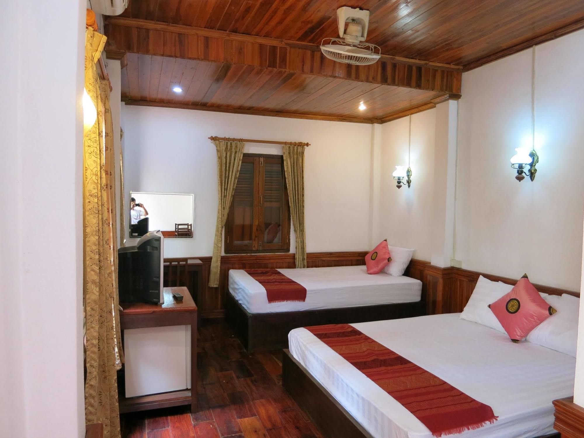 Namkhan Riverside Hotel 루앙프라방 외부 사진