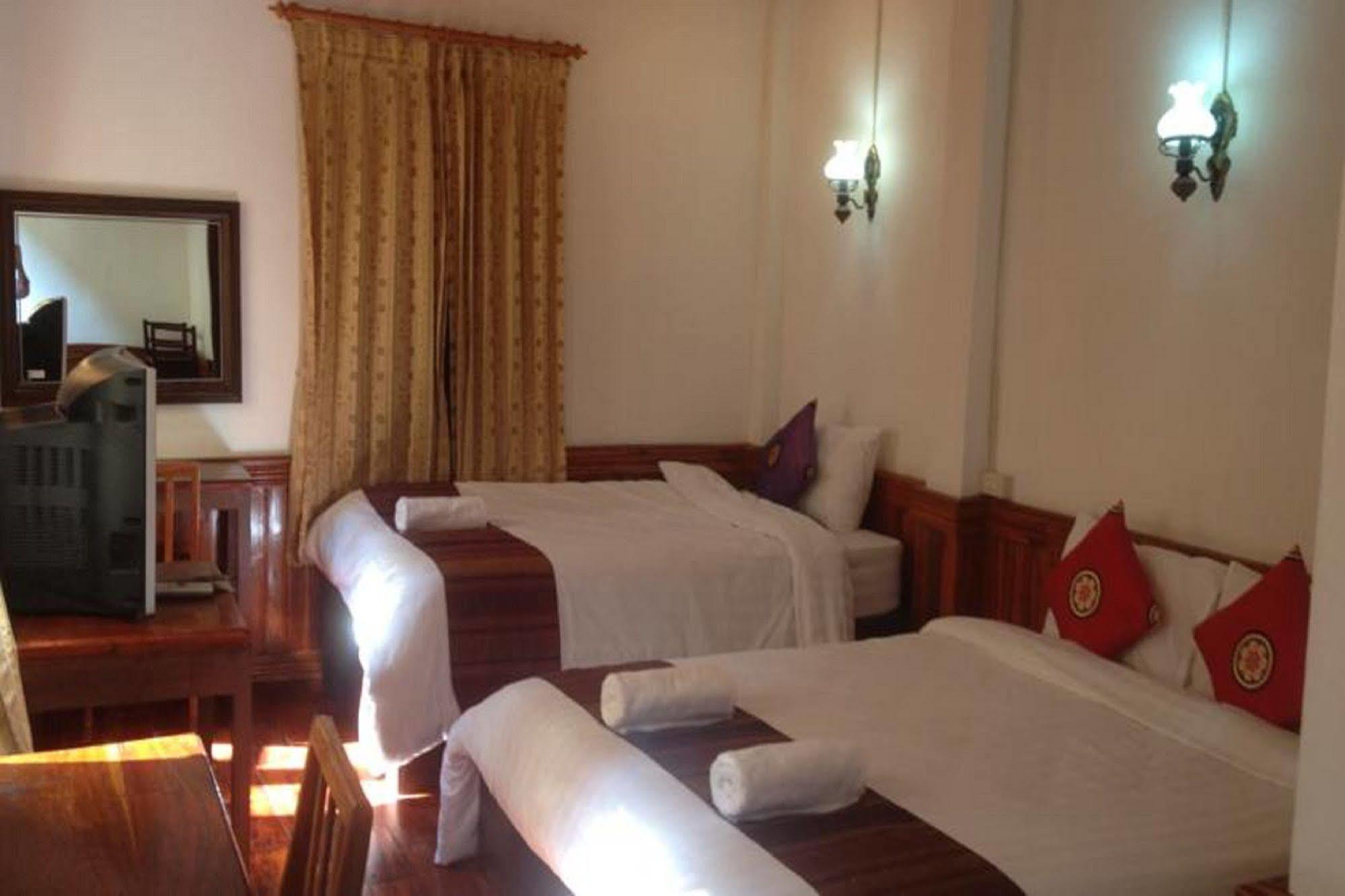 Namkhan Riverside Hotel 루앙프라방 외부 사진